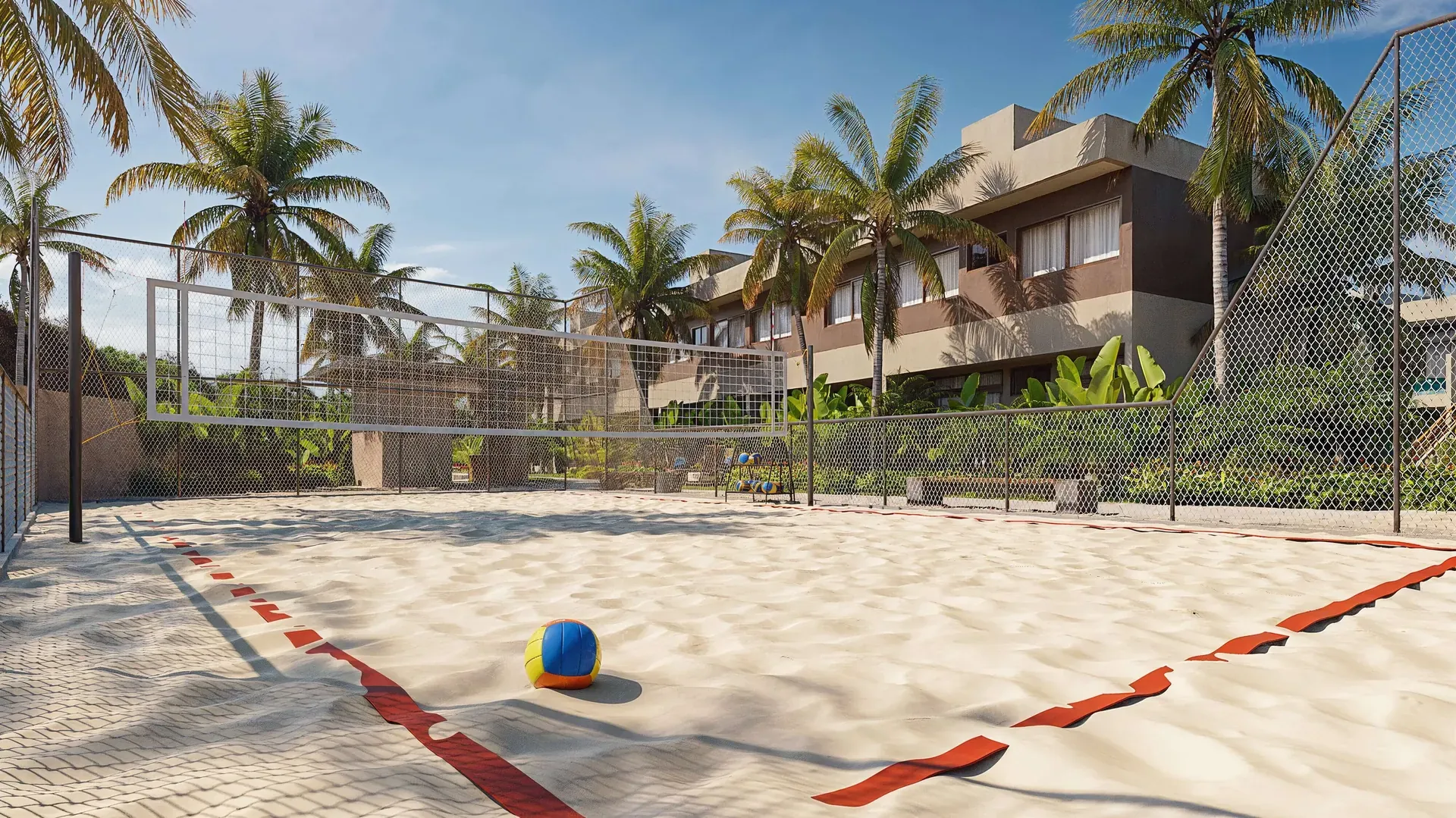 Quadra de futevôlei de areia no condomínio